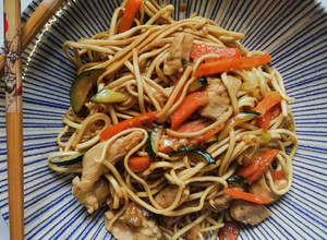Foto di Noodles con pollo e verdure