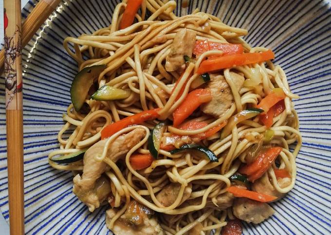 Noodles con pollo e verdure