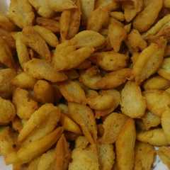 A picture of Kripik bawang / Kue bawang gunting.