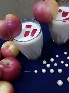एप्पल मिल्क शेक (apple milk shake recipe in Hindi) रेसिपी मुख्य फोटो