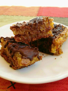 Una foto de Brownie de chocolate blanco con cerezas. Sin gluten