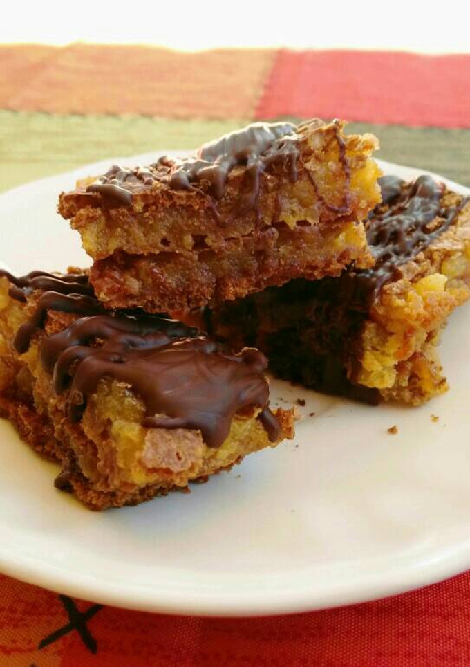 Una foto de Brownie de chocolate blanco con cerezas. Sin gluten