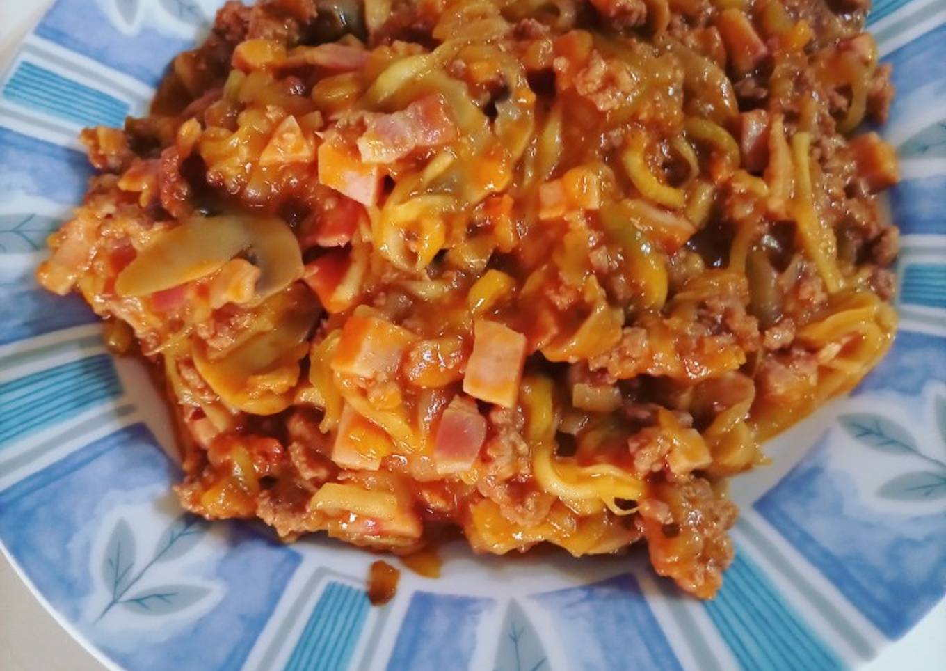 Espaguetis de calabacín con carne picada, champis y más