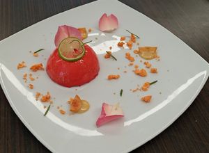 Una foto de Mousse de piloncillo con glaseado espejo