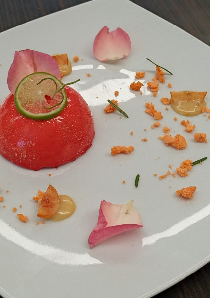 Una foto de Mousse de piloncillo con glaseado espejo