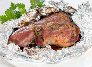 Фото Баранина запеченная в духовке с прованскими травами и чесноком.