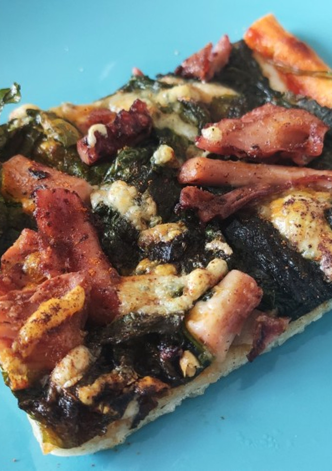 Una foto de Pizza de pulpo y grelos 🍕🐙