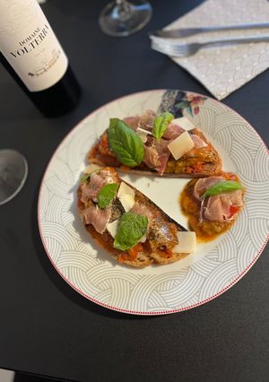 Une photo de Bruschetta sardines grillées - ratatouille