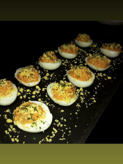 Una foto de Huevos rellenos de atún y tomate