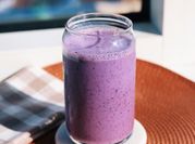 Una foto de smoothie de banana y blueberry