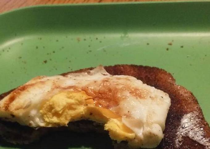 Cooked eggs w/toast