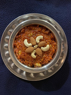 ગાજર નો હલવો (Gajar Halwa Recipe In Gujarati) રેસીપી મુખ્ય ફોટો