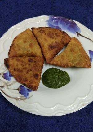 A picture of Punjabi samosa.