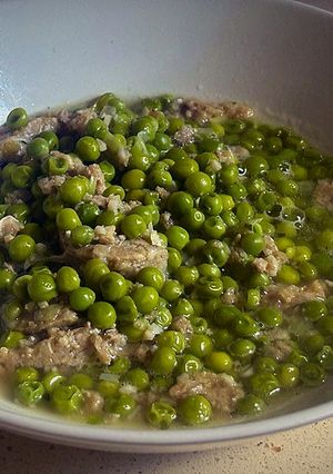 Una foto de Guisantes con butifarra de perol
