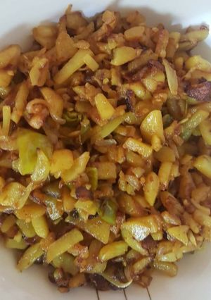 A picture of Aloo bhujiya.