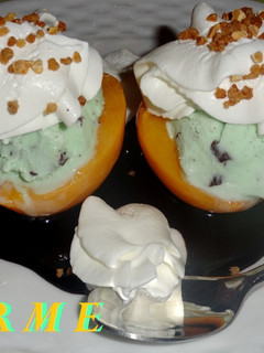 Una foto de Melocotones rellenos de helado de menta y chocolate