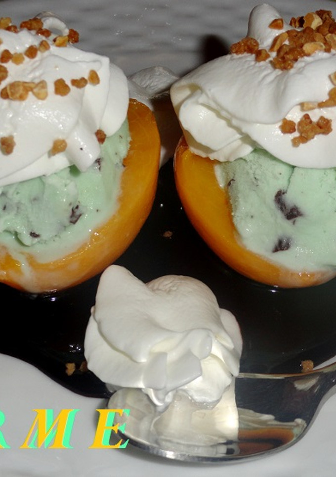 Una foto de Melocotones rellenos de helado de menta y chocolate