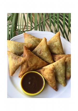 A picture of Samosa and a chutney.
