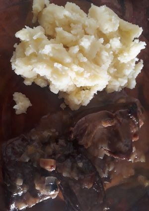 Una foto de Carne con salsa de champiñones y puré