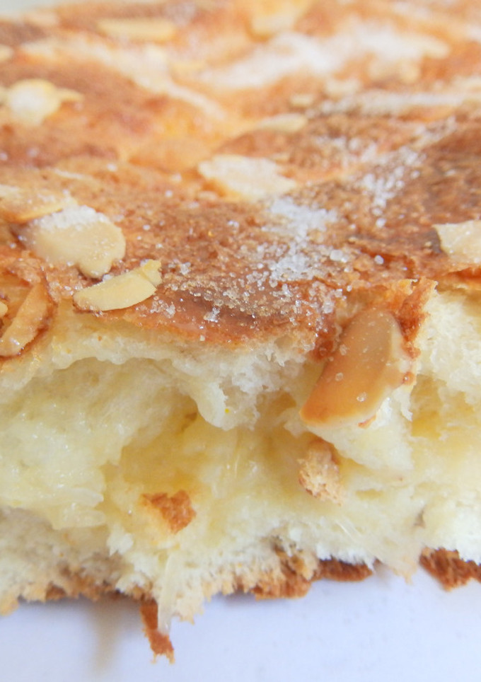 Una foto de Coca de San Juan con crema y confitura