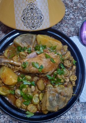 Une photo de Ragoût en mijoté poulet / fève vert / artichaut et pomme de terre