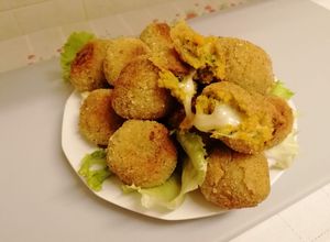 Foto di Polpette di buccia di zucca senza uova con cuore di emmental