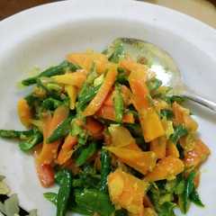 A picture of Tumis kacang & wortel bumbu kuning.