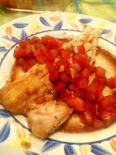 Una foto de Lubina con vinagreta de tomate