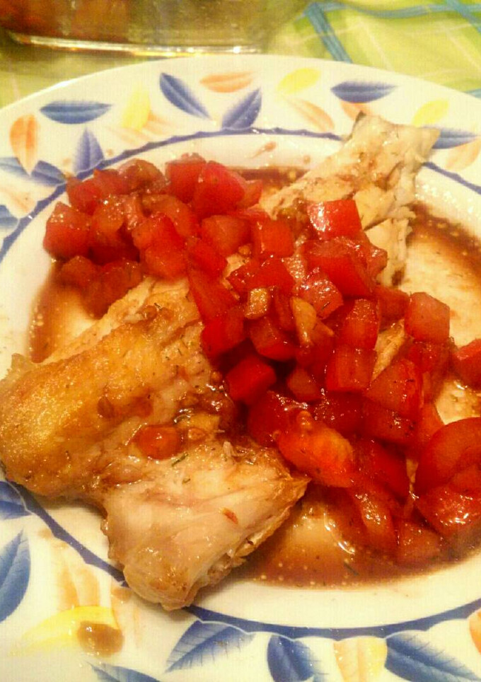 Una foto de Lubina con vinagreta de tomate