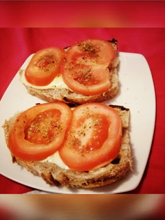 Una foto de Bruschetta Pan masa madre+🍅+🧀