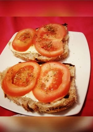 Una foto de Bruschetta Pan masa madre+🍅+🧀