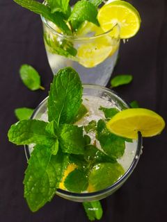 मिंटी लेमन मोजितो (Minty Lemon Mojito recipe in Hindi) रेसिपी मुख्य फोटो