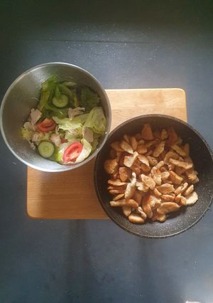 A picture of Lime dressed Chicken Salad with Croutons.