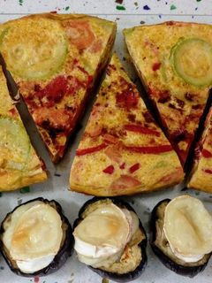 Una foto de Tortilla vegetal con berenjenas y queso de cabra asados