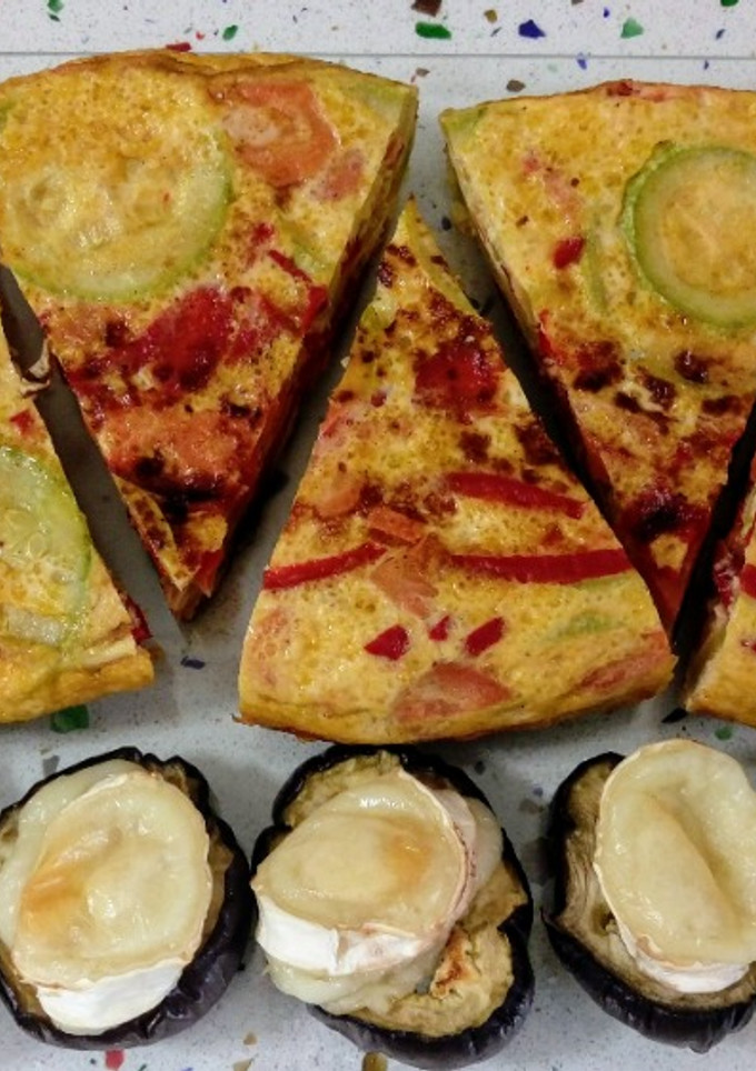 Una foto de Tortilla vegetal con berenjenas y queso de cabra asados