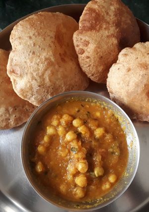 A picture of White chole with puri.
