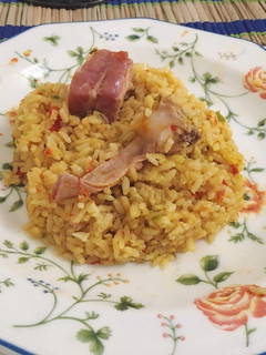 Una foto de Paella de costilla de cerdo y conejo