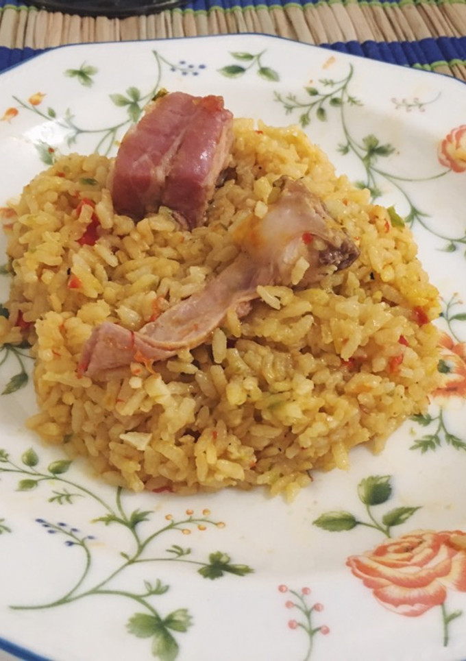 Una foto de Paella de costilla de cerdo y conejo