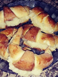 Una foto de Medialunas con crema pastelera
