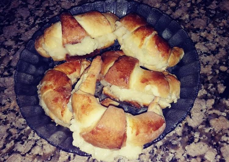 Medialunas con crema pastelera