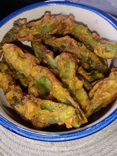 शिमला मिर्च के पट्टी पकौड़े (Shimla mirch ke Patti pakode recipe in hindi) रेसिपी मुख्य फोटो