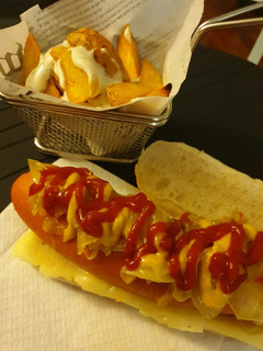 Una foto de Frankfurt (hervido) con cebolla caramelizada