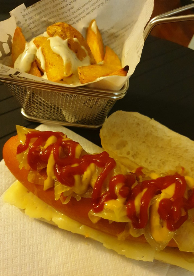 Una foto de Frankfurt (hervido) con cebolla caramelizada