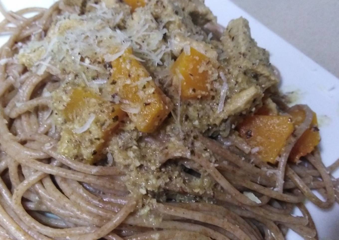 Espaguetis y solomillo con salsa de avellanas