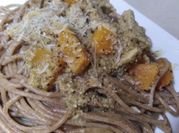 Una foto de bistec con spaghetti
