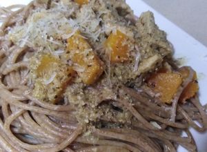 Una foto de Espaguetis y solomillo con salsa de avellanas