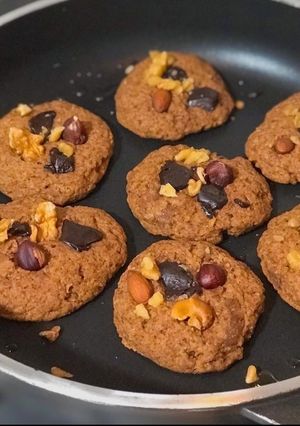 Una foto de 🍩COOKIES DE CHOCOLATE Y FRUTOS SECOS SIN HORNO🍩