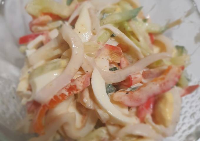 Салат с кальмарами