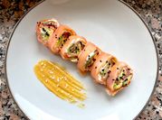 Una foto di salmone e avocado
