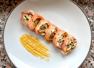 Foto di Uramaki di Salmone con Formaggio di Capra, Nduja e Avocado